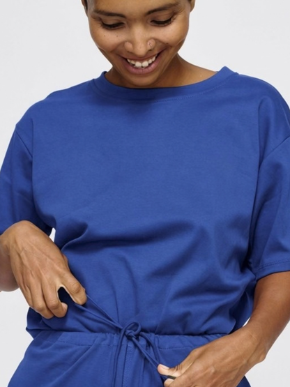 MARSH Bleu de Travail Everyday T-shirt neckline and Play Short waist detail on-body